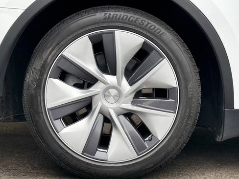 Used 2022 Tesla Model Y Long Range image 11