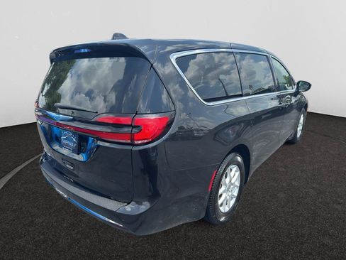 Used 2023 Chrysler Pacifica Touring-L FWD image 5