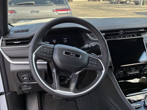 New 2025 Jeep Grand Cherokee L Limited w/ Black Appearance Package image 9