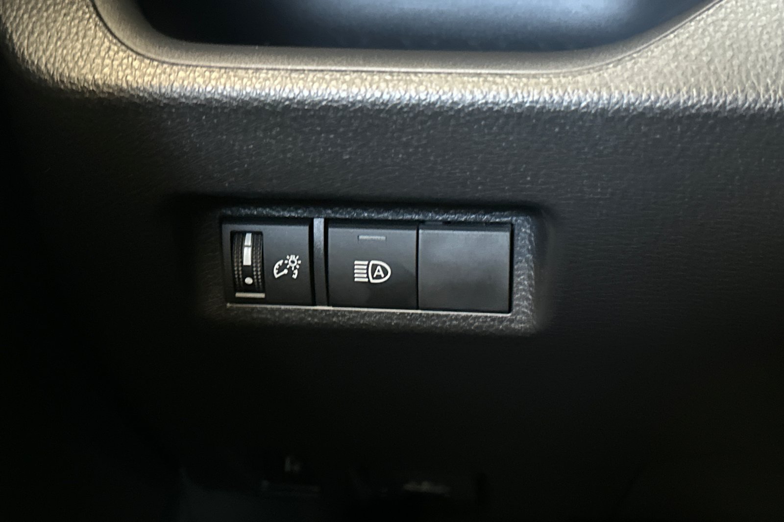 Used 2025 Toyota RAV4 XLE AWD/4WD image 30