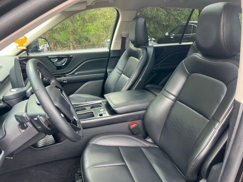 Used 2023 Lincoln Aviator AWD w/ Premium Package image 4