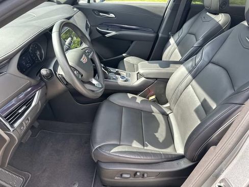 Used 2023 Cadillac XT4 Luxury w/ Cold Weather Package AWD/4WD image 19