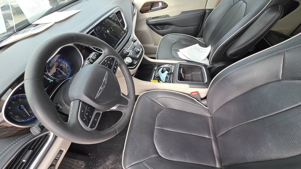 Used 2023 Chrysler Pacifica Limited FWD image 12