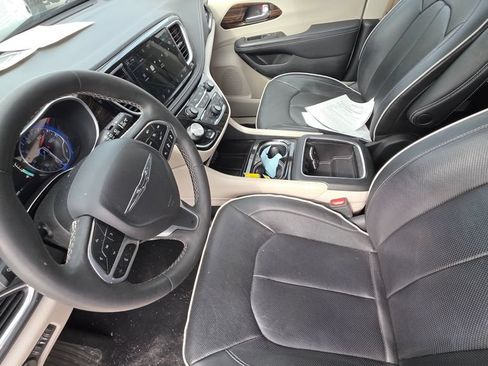 Used 2023 Chrysler Pacifica Limited FWD image 12