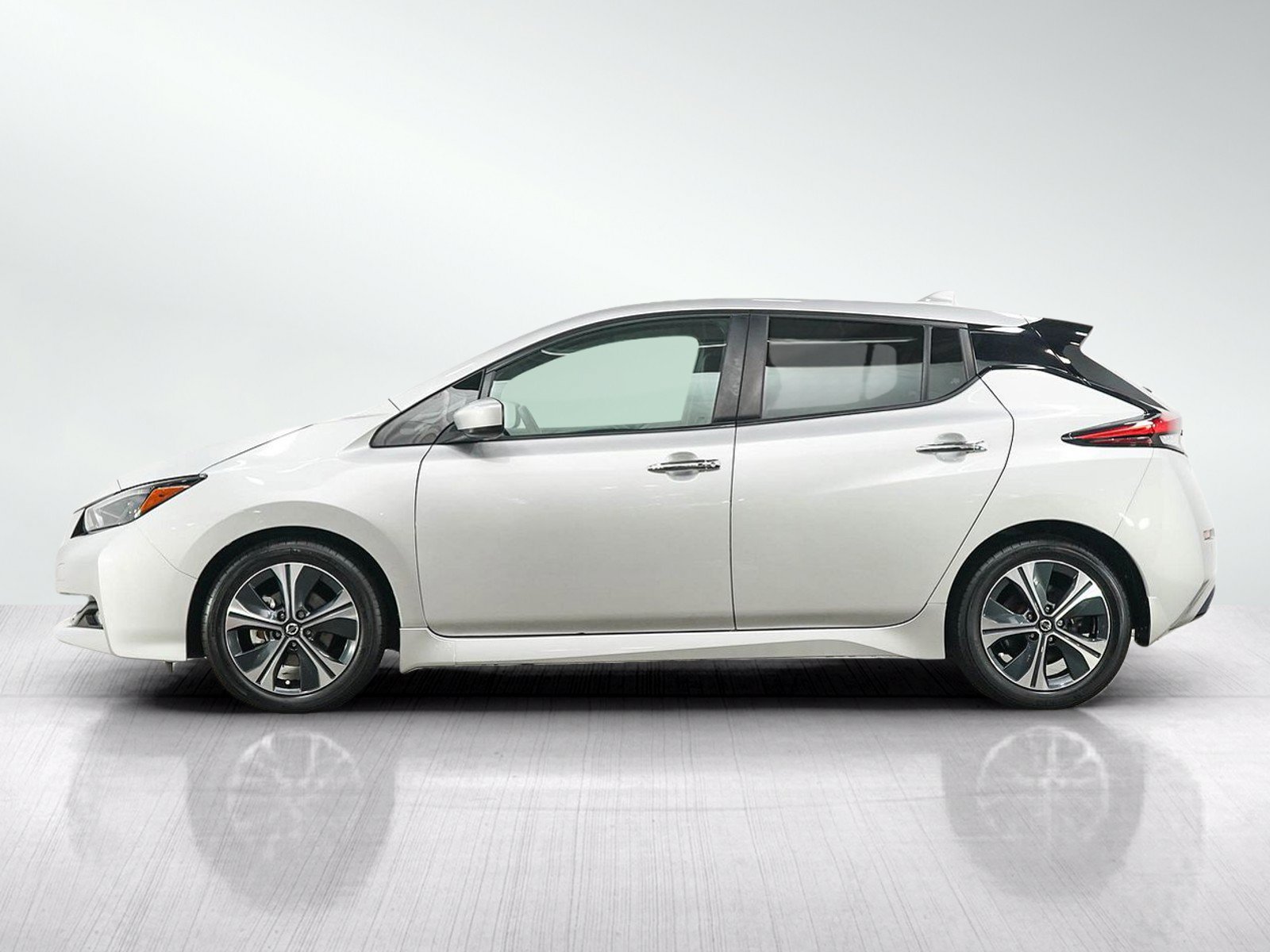 Used 2022 Nissan Leaf SV FWD image 2