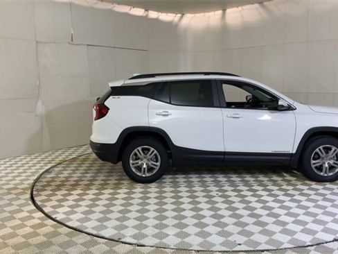 Used 2023 GMC Terrain SLE w/ Driver Convenience Package image 9