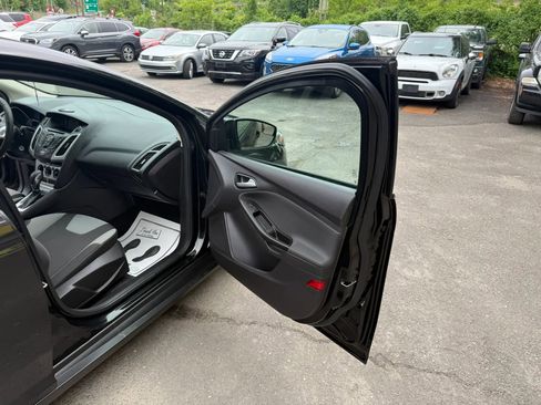 Used 2014 Ford Focus SE w/ SE Sport Package FWD image 12