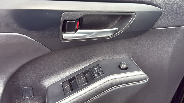 Used 2022 Toyota Highlander XLE AWD/4WD image 11