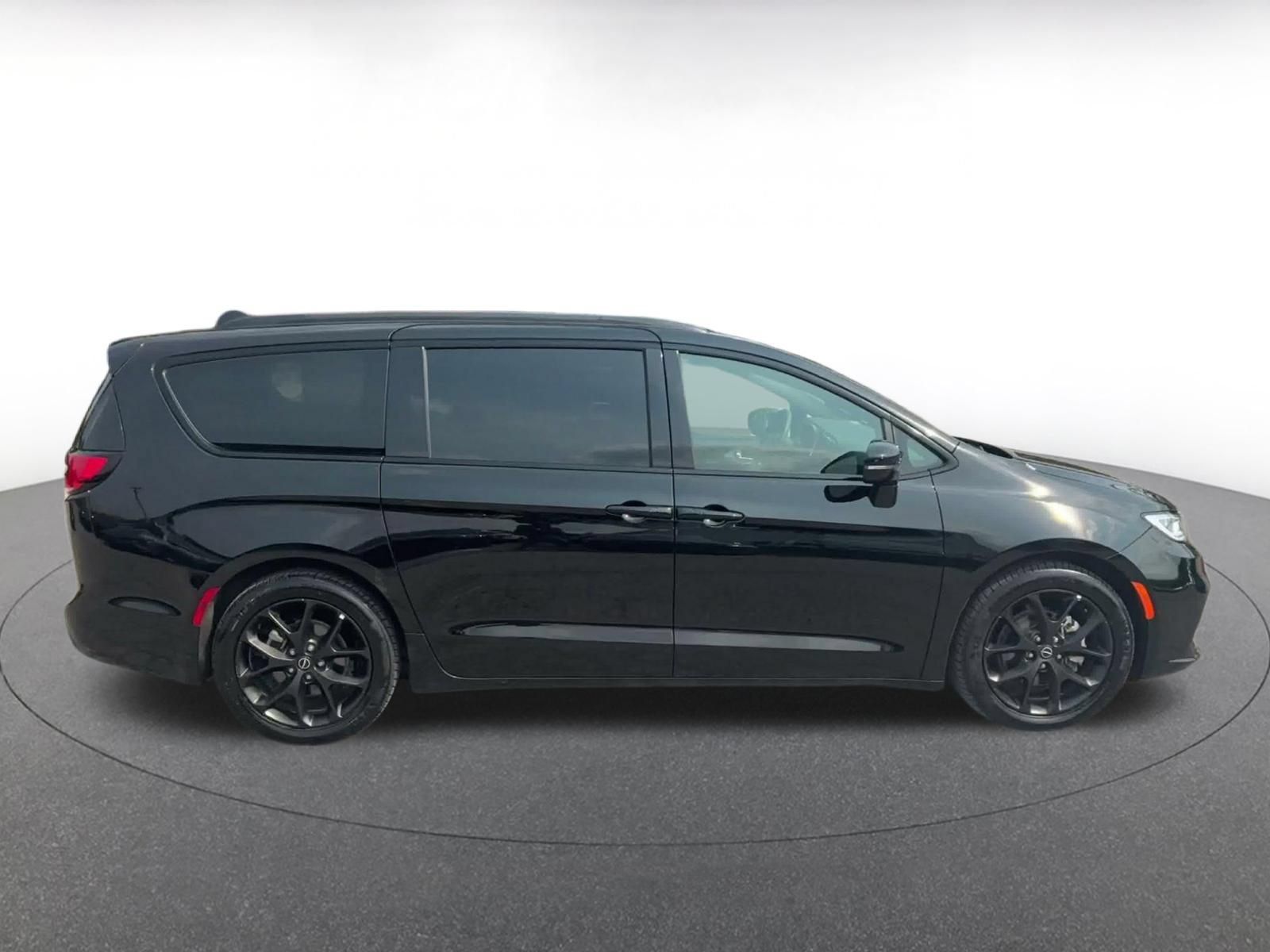 Used 2025 Chrysler Pacifica Limited FWD image 15