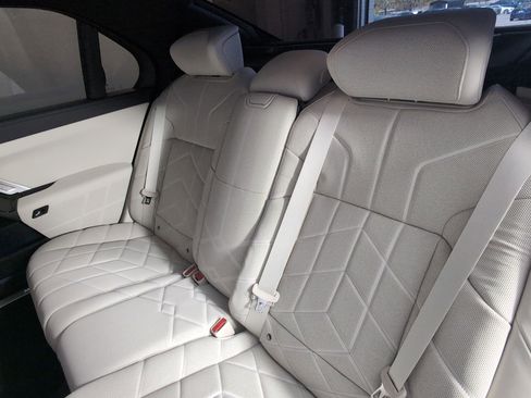 New 2025 BMW i7 eDrive50 w/ Premium Package image 28