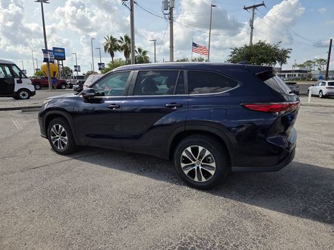 Used 2023 Toyota Highlander XLE FWD image 11