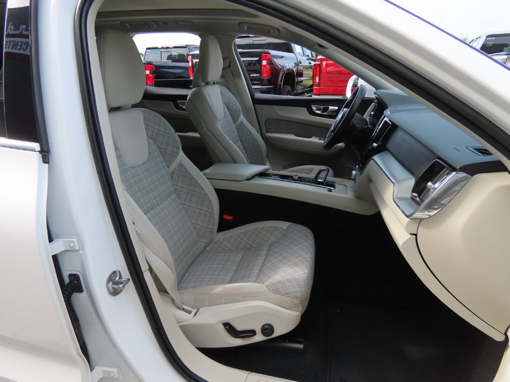 Used 2022 Volvo XC60 B5 Momentum AWD/4WD image 34