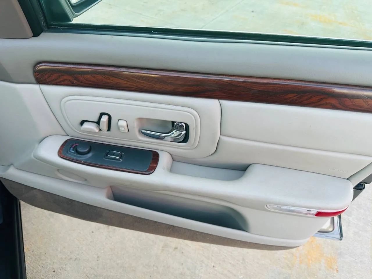 Used 1998 Cadillac De Ville FWD image 32