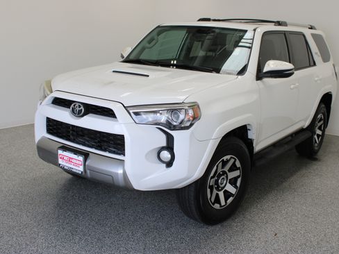 Used 2018 Toyota 4Runner TRD Off-Road Premium AWD/4WD image 2