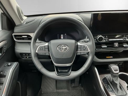 Certified 2023 Toyota Highlander Limited AWD/4WD image 12