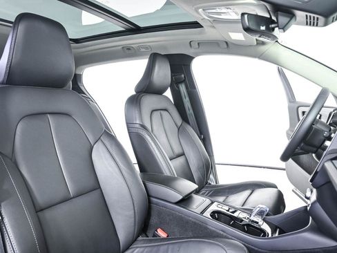 Certified 2024 Volvo XC40 B5 Plus w/ Protection Package Premier AWD/4WD image 23