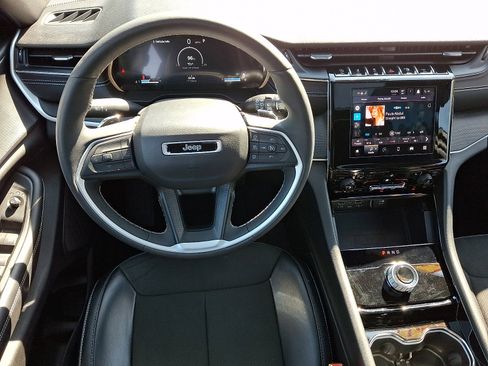 Certified 2023 Jeep Grand Cherokee Altitude image 12