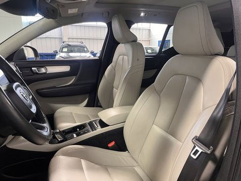 Used 2019 Volvo XC40 T5 Momentum image 22