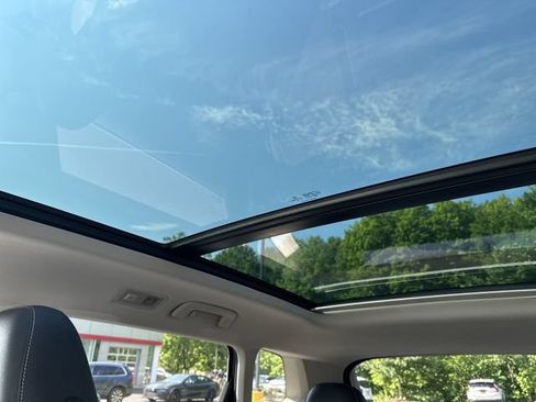 Used 2023 Volkswagen Taos SE w/ Panoramic Sunroof Package AWD/4WD image 18