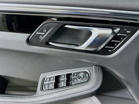 Certified 2025 Porsche Macan AWD/4WD image 20