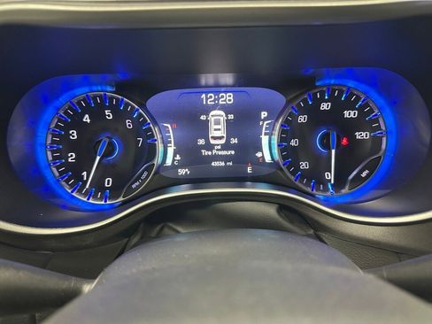 Used 2023 Chrysler Pacifica Touring-L image 23