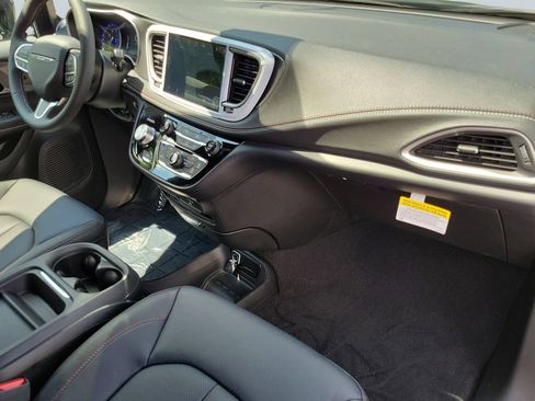 New 2027 Chrysler Pacifica Select FWD image 39