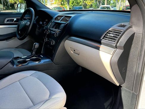 Used 2018 Ford Explorer XLT image 19