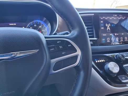 Certified 2018 Chrysler Pacifica Touring-L Plus w/ Tire & Wheel Group image 13