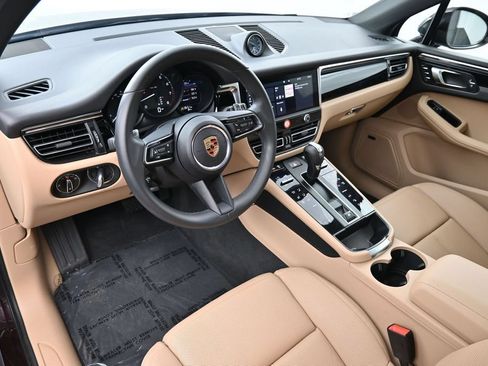 Certified 2025 Porsche Macan AWD/4WD image 4