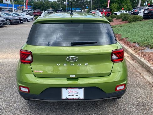 Used 2024 Hyundai Venue SEL FWD image 12