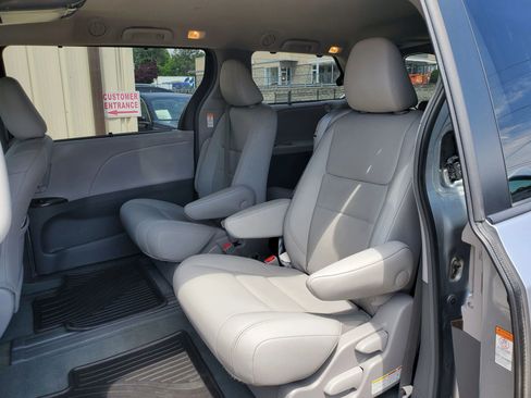 Used 2017 Toyota Sienna XLE w/ XLE Navigation Package FWD image 20