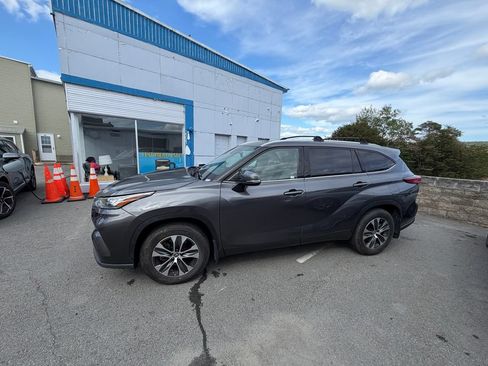 Used 2022 Toyota Highlander XLE AWD/4WD image 2