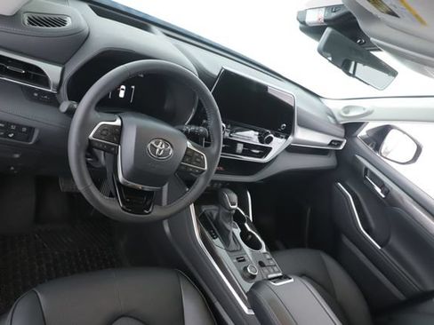 Used 2026 Toyota Highlander Platinum AWD/4WD image 17