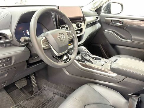 Certified 2026 Toyota Highlander Platinum AWD/4WD image 12