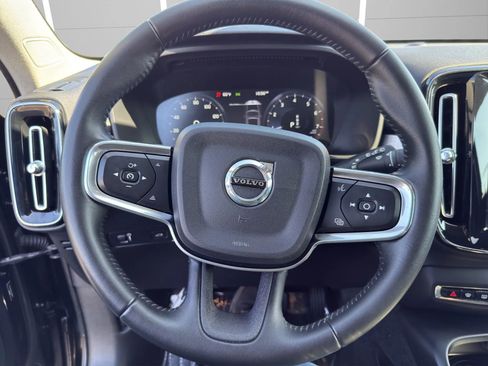 Used 2019 Volvo XC40 T5 Momentum image 18