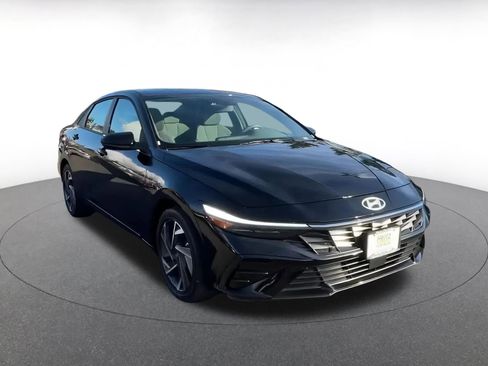 Used 2025 Hyundai Elantra SEL image 3