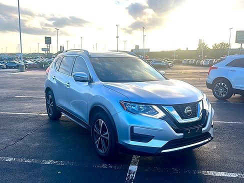 Used 2020 Nissan Rogue SV w/ Premium Package FWD image 3