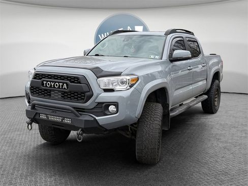 Used 2020 Toyota Tacoma SR5 w/ Technology Package image 8