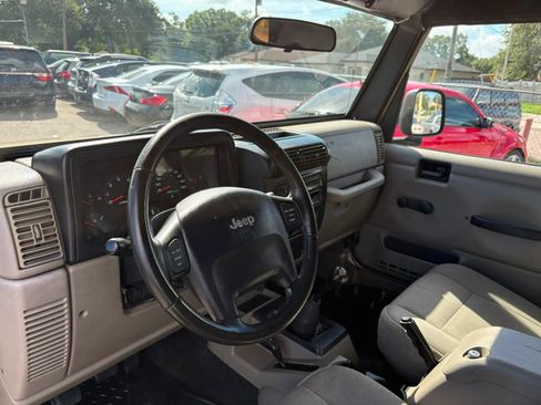 Used 2006 Jeep Wrangler Unlimited w/ Premium Audio Group AWD/4WD image 10