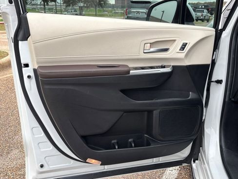 Used 2023 Toyota Sienna Platinum image 31