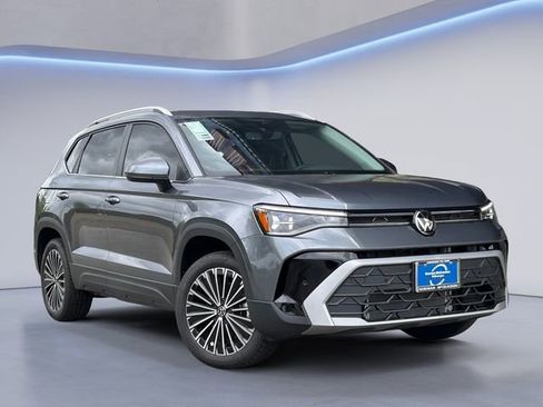 New 2026 Volkswagen Taos SE FWD image 1