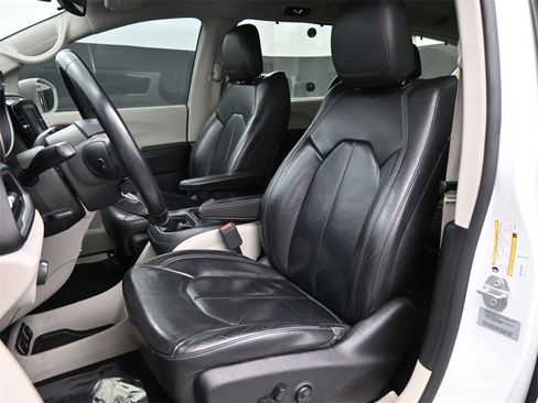 Used 2017 Chrysler Pacifica Touring-L image 12