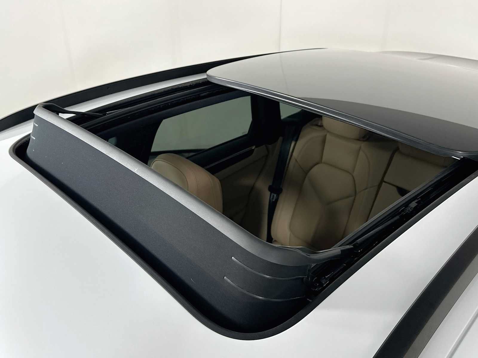 Certified 2026 Porsche Macan AWD/4WD image 22