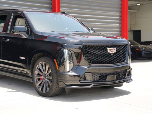 Used 2025 Cadillac Escalade V AWD/4WD image 7