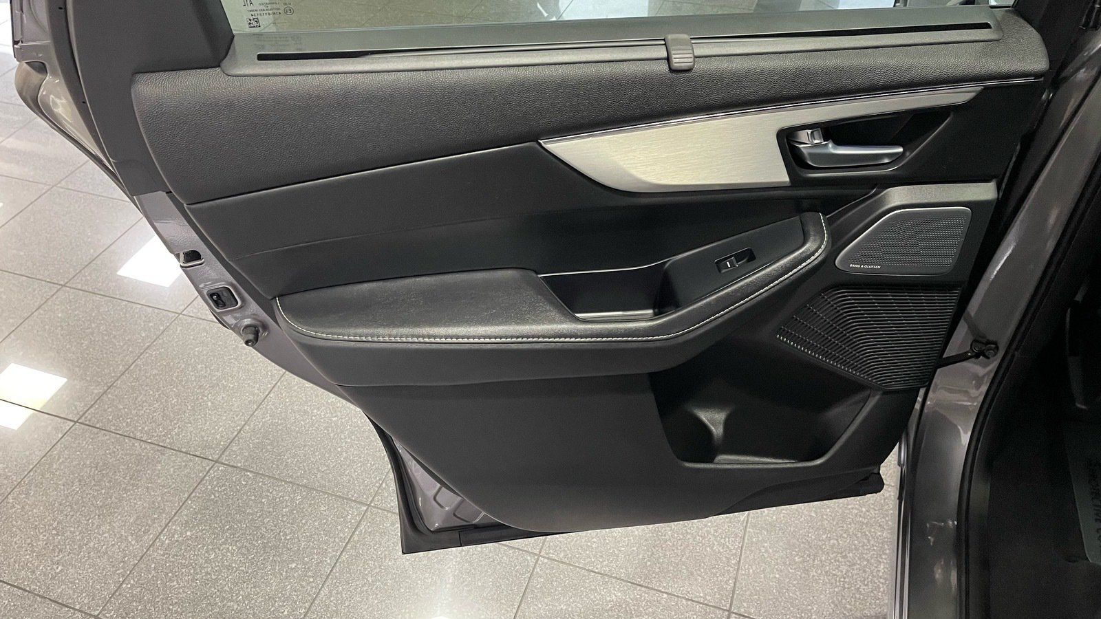 Used 2025 Acura MDX w/ Technology Package FWD image 32