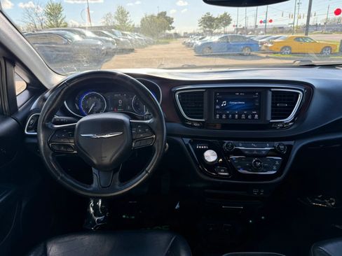Used 2020 Chrysler Pacifica Touring-L FWD image 32
