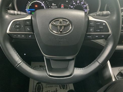 Used 2023 Toyota Highlander XLE AWD/4WD image 22