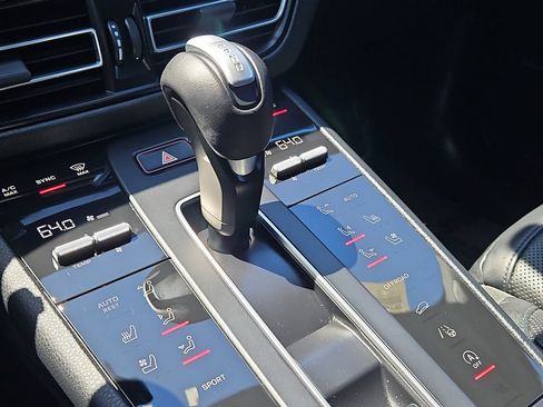 Certified 2024 Porsche Macan AWD/4WD image 33