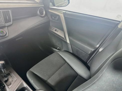 Certified 2018 Toyota RAV4 LE FWD image 20