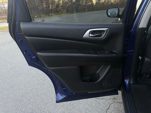 Used 2018 Nissan Pathfinder SV image 21